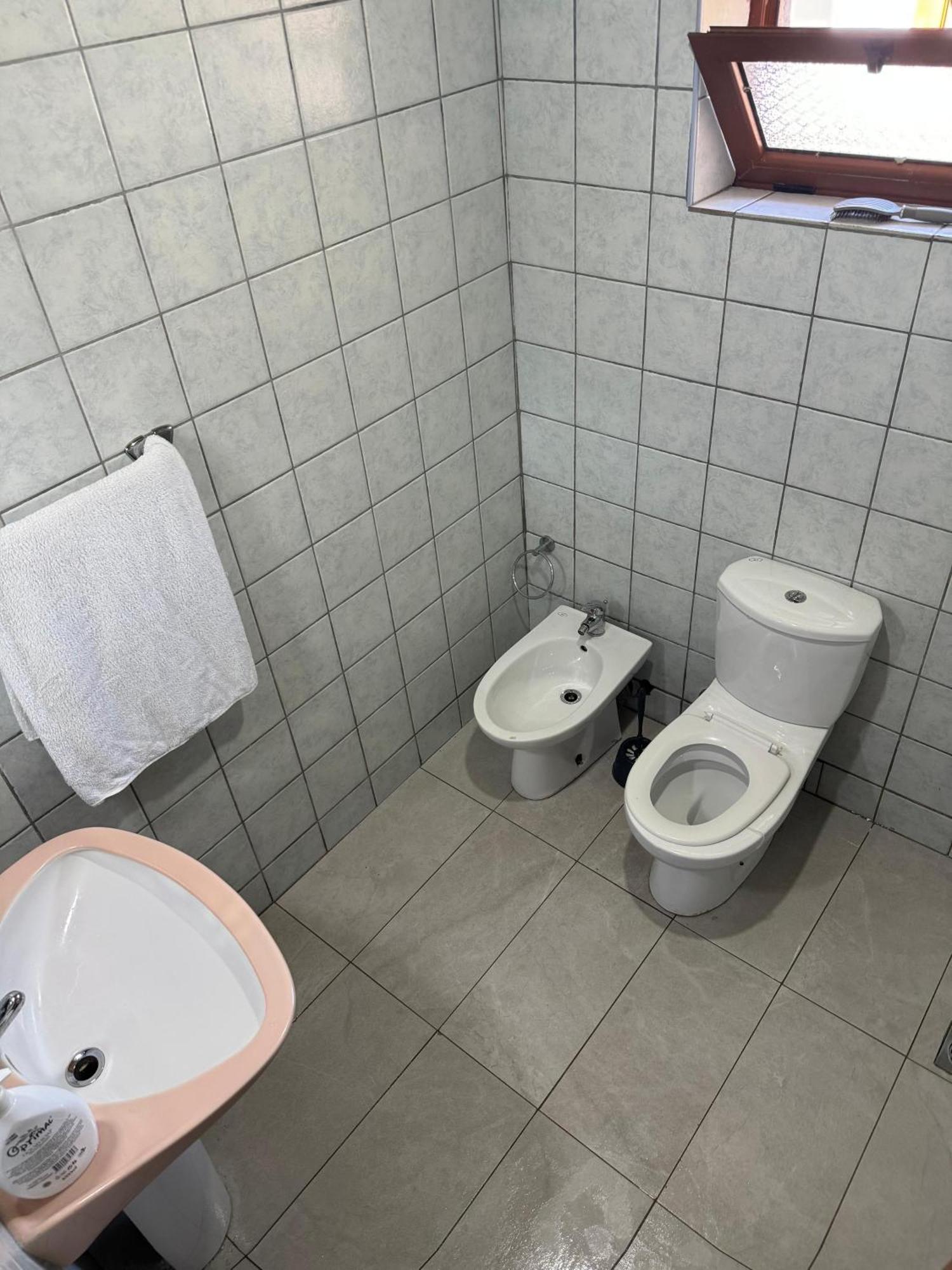 Gjestgiverier Bujtina Shkambi *
